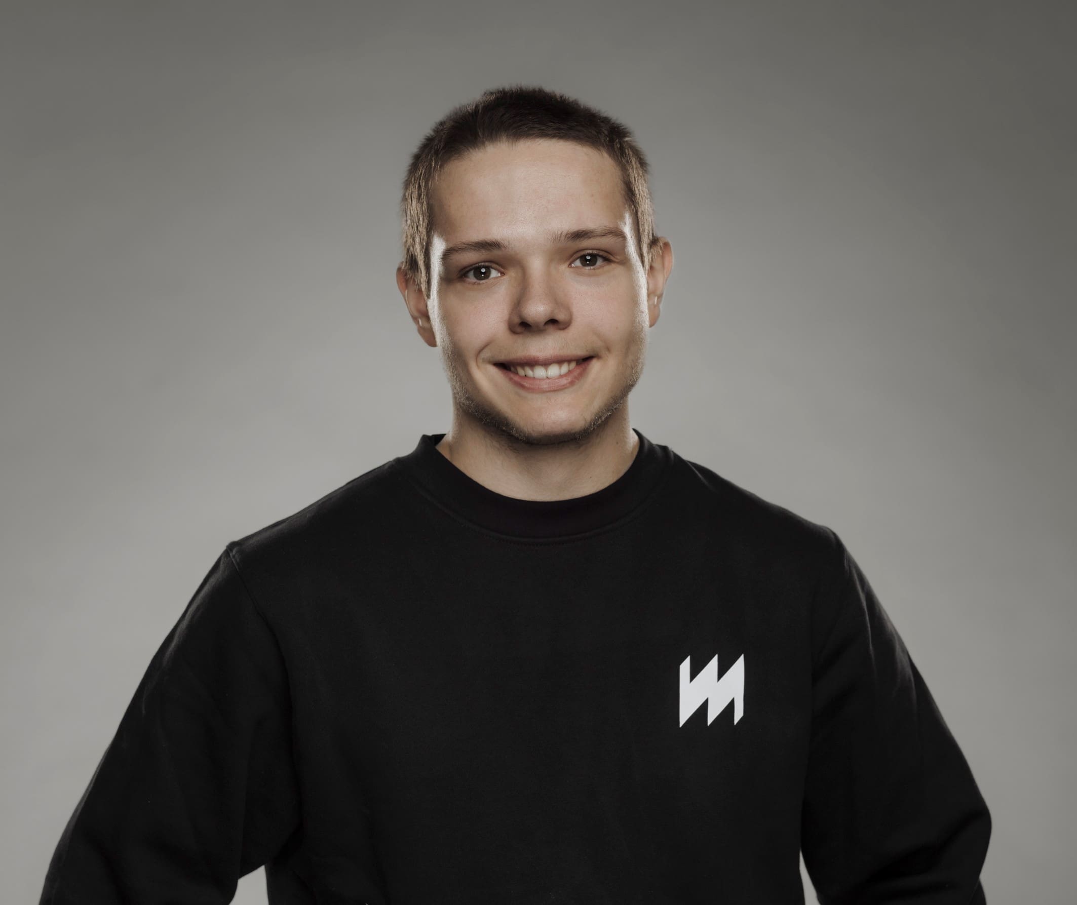 Jógvan Tobias Danielsen byrjaður sum lærlingur hjá LM Electric